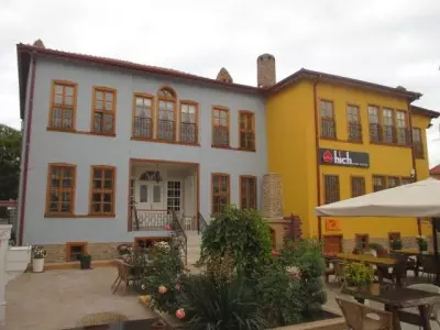 1-hotel-outview2-400x300