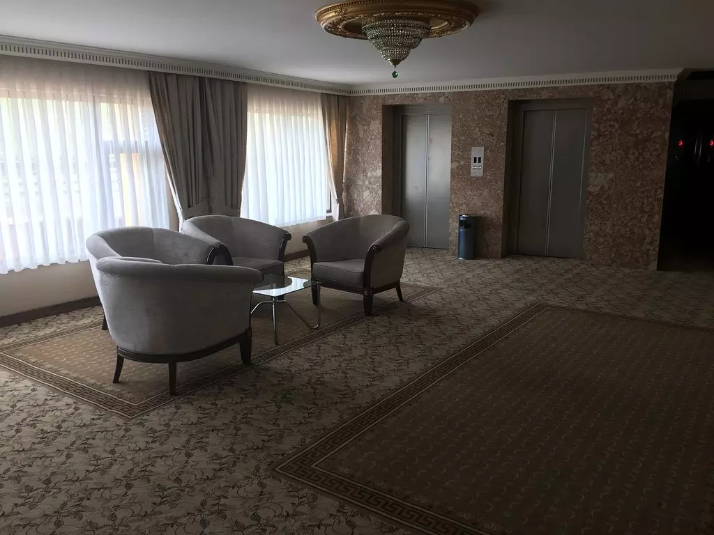 otel-kapali-alan-oturma